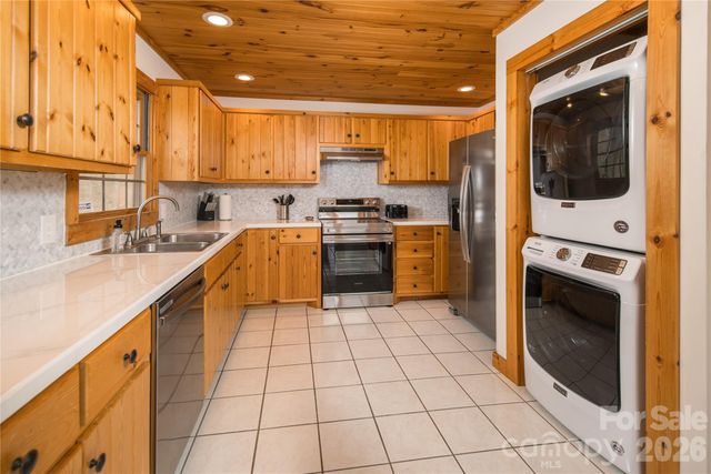 6006 Waterfalls Road, Lenoir, NC 28645