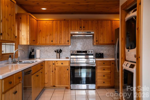 6006 Waterfalls Road, Lenoir, NC 28645