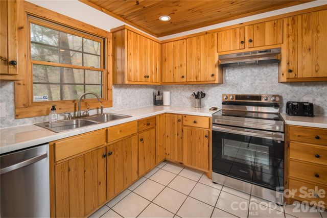 6006 Waterfalls Road, Lenoir, NC 28645
