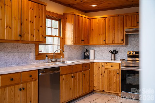 6006 Waterfalls Road, Lenoir, NC 28645