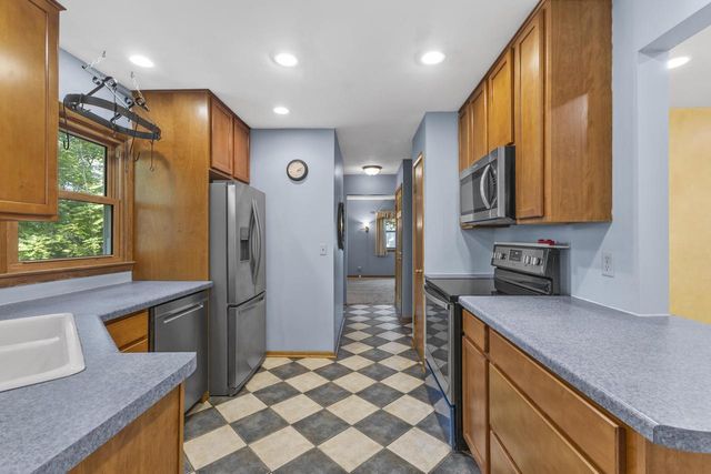 12226 W Chapman AVENUE, Greenfield, WI 53228