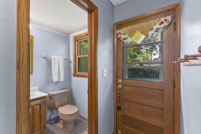 12226 W Chapman AVENUE, Greenfield, WI 53228