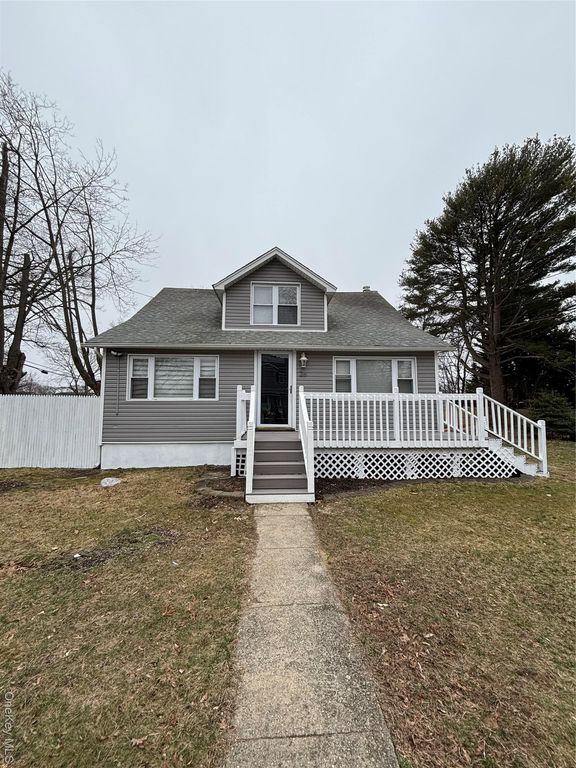 26 Roslyn Street, Islip Terrace, NY 11752