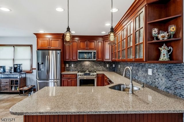10 Briarwood Dr, Franklin Twp., NJ 08873