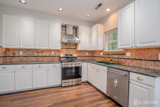 5 Fairmount Court, Monroe, NJ 08831