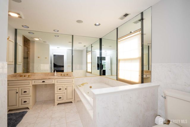 5 Fairmount Court, Monroe, NJ 08831