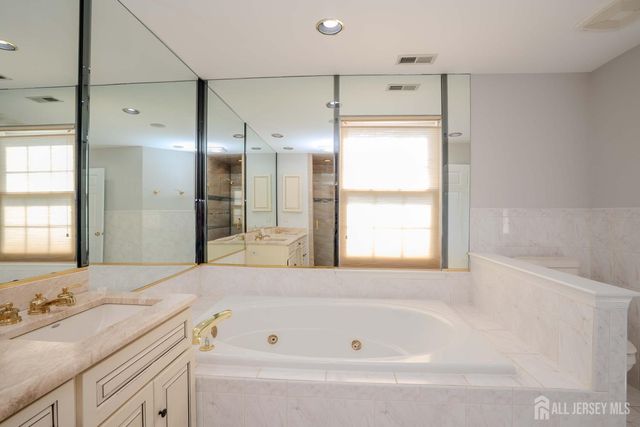 5 Fairmount Court, Monroe, NJ 08831