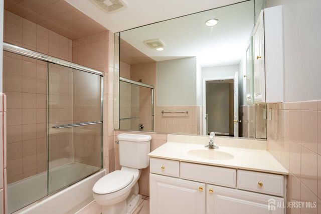 5 Fairmount Court, Monroe, NJ 08831