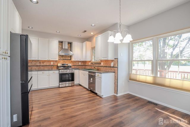 5 Fairmount Court, Monroe, NJ 08831