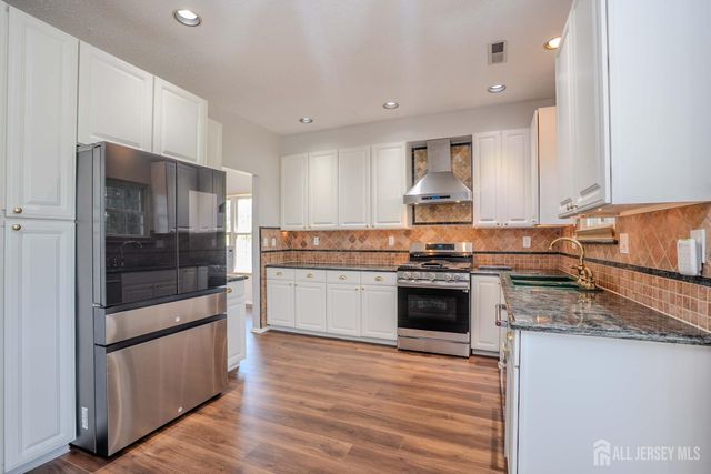 5 Fairmount Court, Monroe, NJ 08831