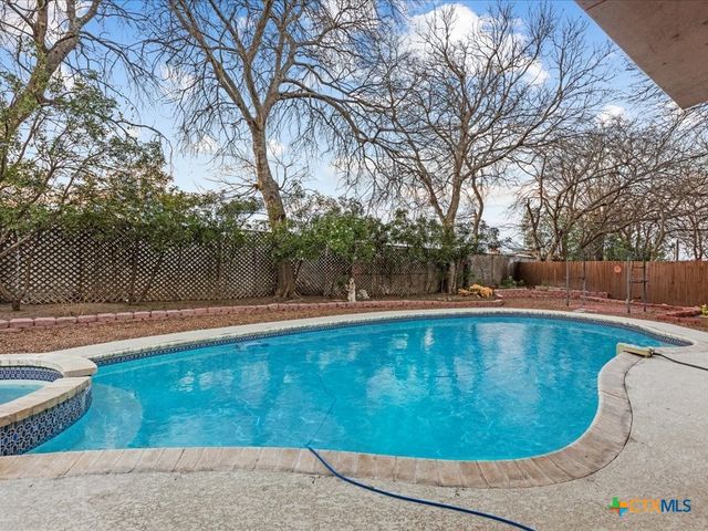 7337 Leading Oaks Street, Live Oak, TX 78233