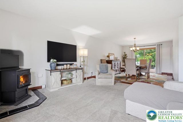 9 Stonecroft Drive, Easton, PA 18045