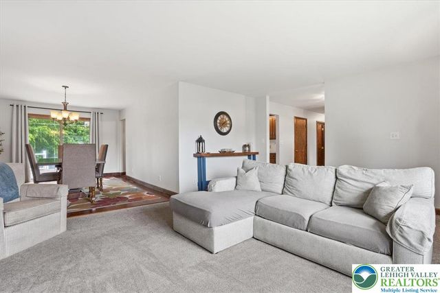 9 Stonecroft Drive, Easton, PA 18045