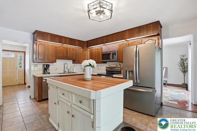 9 Stonecroft Drive, Easton, PA 18045