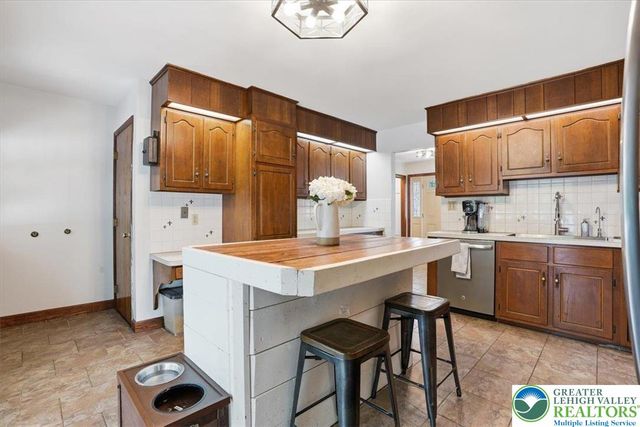 9 Stonecroft Drive, Easton, PA 18045