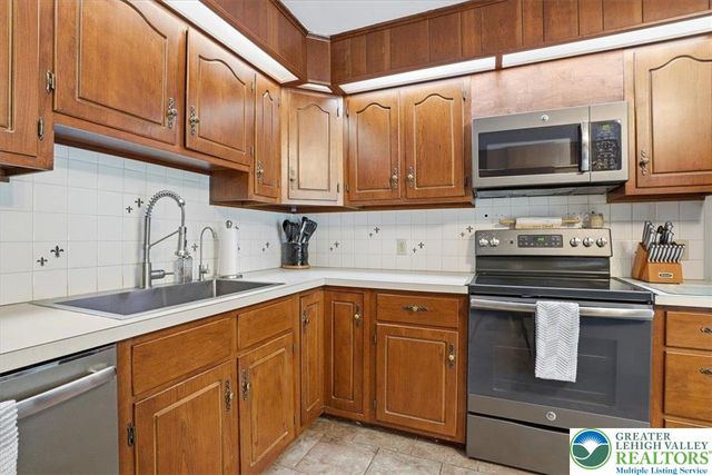 9 Stonecroft Drive, Easton, PA 18045
