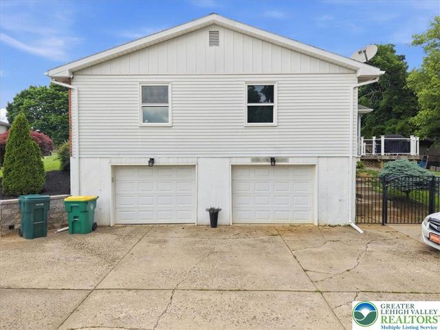9 Stonecroft Drive, Easton, PA 18045