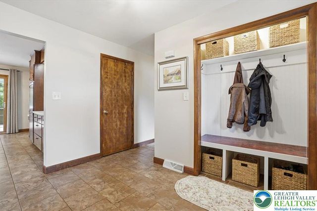 9 Stonecroft Drive, Easton, PA 18045