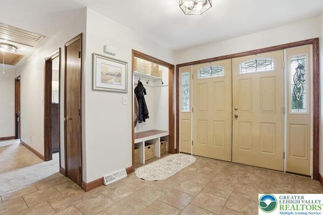 9 Stonecroft Drive, Easton, PA 18045