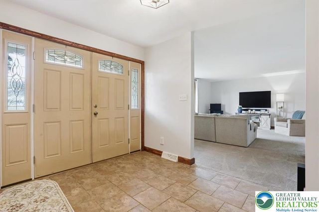 9 Stonecroft Drive, Easton, PA 18045