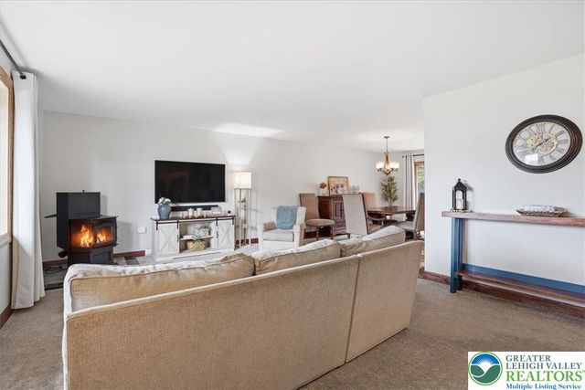 9 Stonecroft Drive, Easton, PA 18045