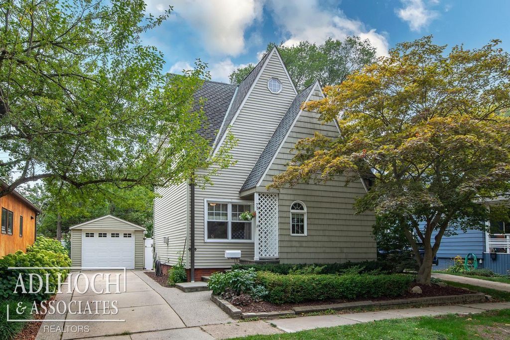 75 Mapleton Road, Grosse Pointe Farms, MI 48236