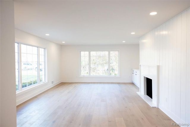 963 Lochmoor Boulevard, Grosse Pointe Woods, MI 48236