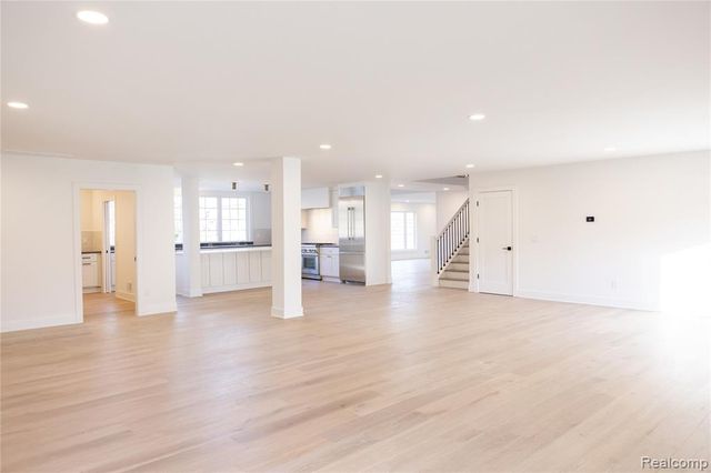 963 Lochmoor Boulevard, Grosse Pointe Woods, MI 48236