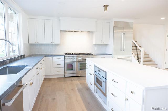 963 Lochmoor Boulevard, Grosse Pointe Woods, MI 48236