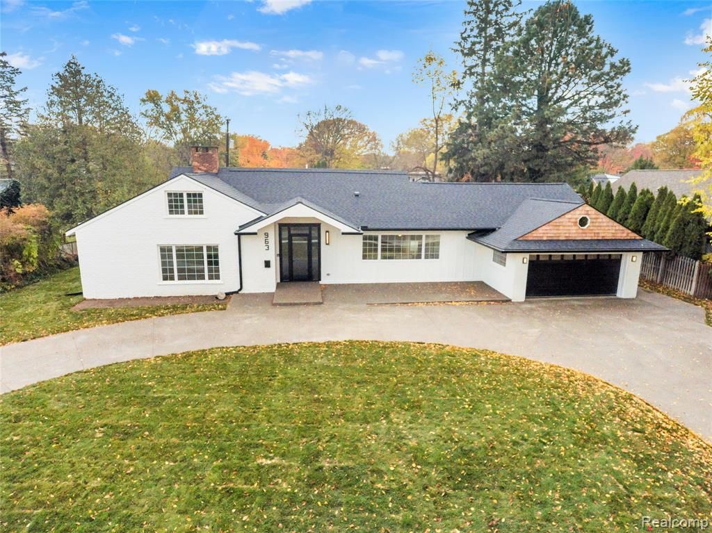 963 Lochmoor Boulevard, Grosse Pointe Woods, MI 48236