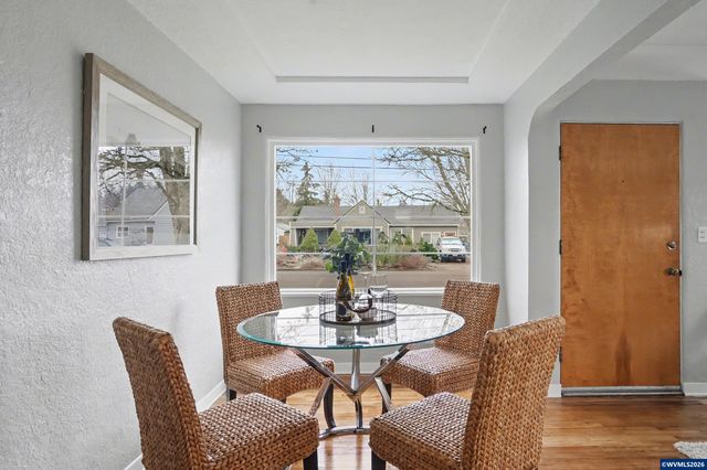 1084 24th St NE, Salem, OR 97301