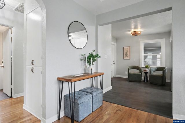 1084 24th St NE, Salem, OR 97301