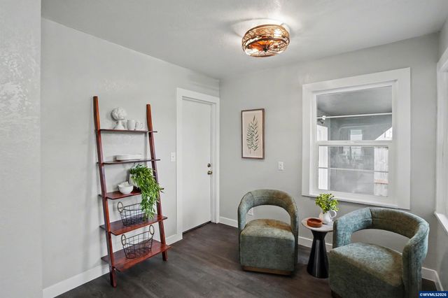 1084 24th St NE, Salem, OR 97301