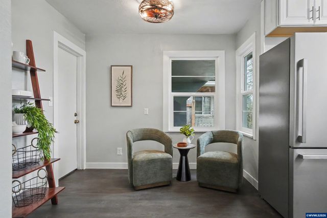 1084 24th St NE, Salem, OR 97301