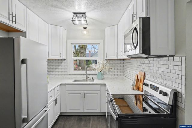 1084 24th St NE, Salem, OR 97301