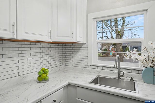 1084 24th St NE, Salem, OR 97301