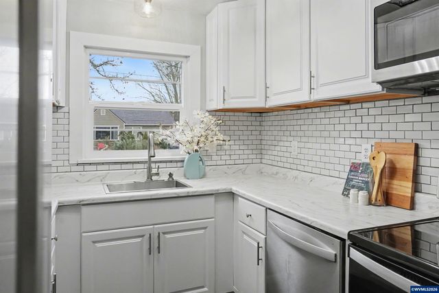 1084 24th St NE, Salem, OR 97301