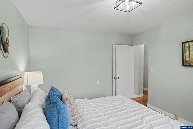 1084 24th St NE, Salem, OR 97301