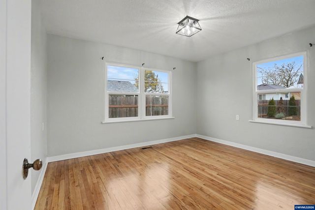 1084 24th St NE, Salem, OR 97301