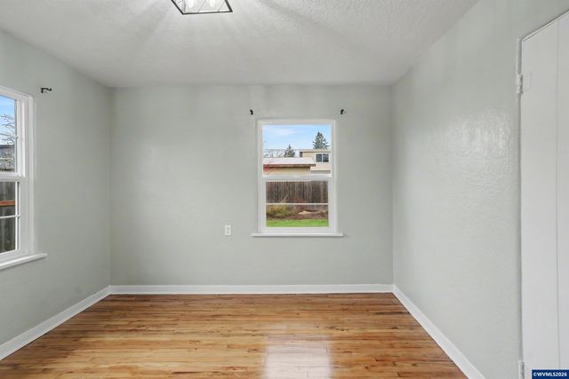 1084 24th St NE, Salem, OR 97301