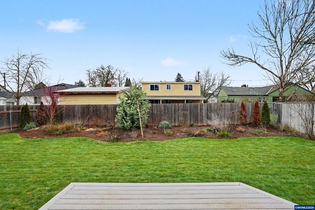 1084 24th St NE, Salem, OR 97301