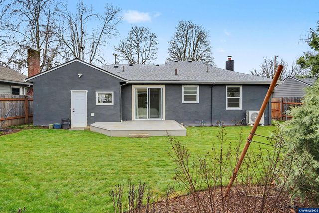 1084 24th St NE, Salem, OR 97301