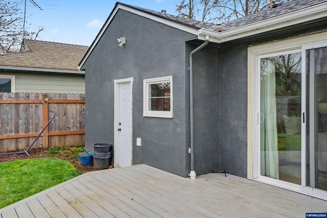 1084 24th St NE, Salem, OR 97301