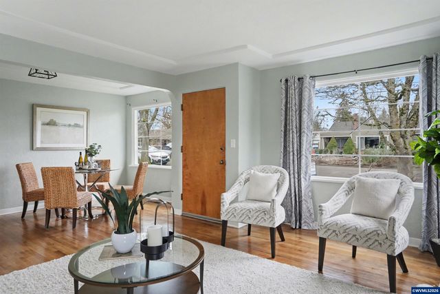 1084 24th St NE, Salem, OR 97301