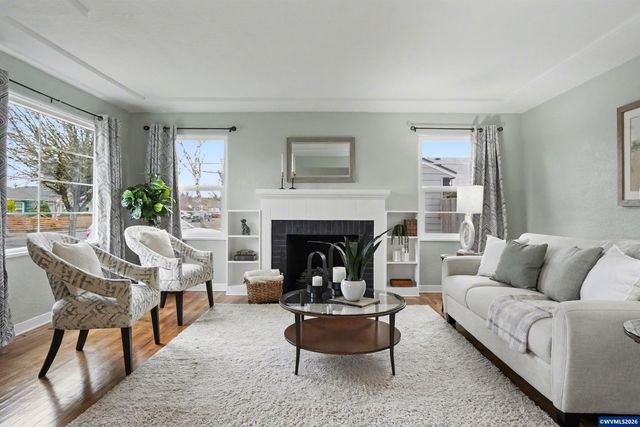 1084 24th St NE, Salem, OR 97301