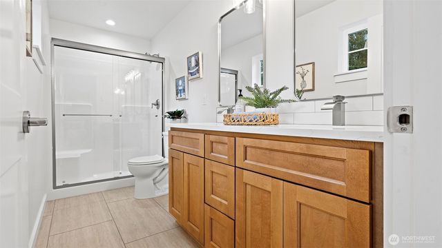 21855 Wavecrest Avenue NE, Poulsbo, WA 98370