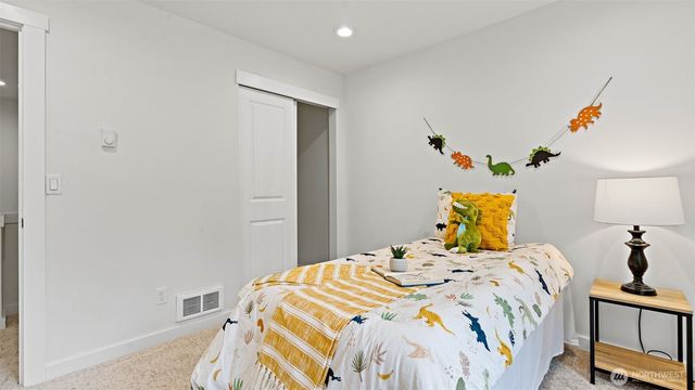 21855 Wavecrest Avenue NE, Poulsbo, WA 98370