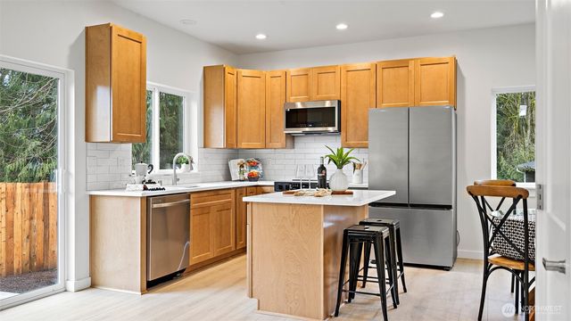 21855 Wavecrest Avenue NE, Poulsbo, WA 98370