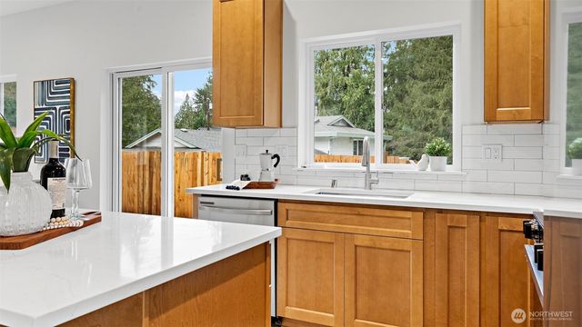 21855 Wavecrest Avenue NE, Poulsbo, WA 98370