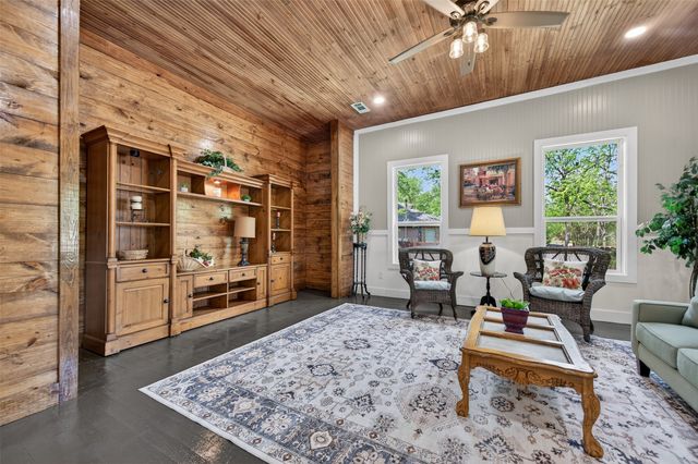 909 N Howard Street, Palestine, TX 75801